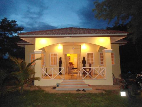 Cozy House Front of Mekong ( Half-board )