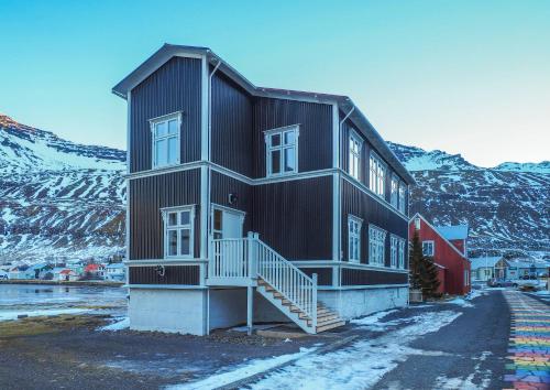 Вхід, Við Lónið Guesthouse (Við Lonið Guesthouse) in Сейдісфірді Вхід, Við Lónið Guesthouse (Við Lonið Guesthouse) in Сейдісфірді