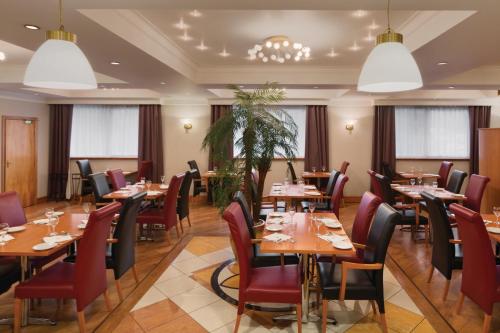 Restaurant, Savera Hotel South Ruislip in Greater London North West Restaurant, Savera Hotel South Ruislip in Greater London North West
