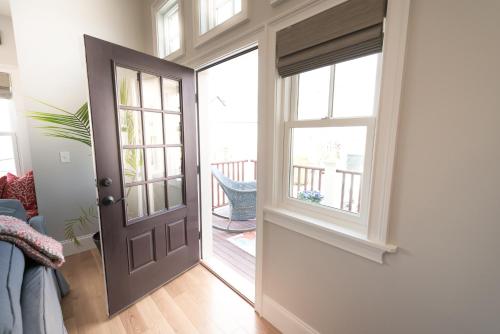 在meiguo.com看到的The Newport Lofts - 611 Thames Street的介绍图片