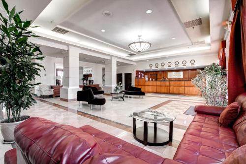 Фойє, Ramada Plaza by Wyndham Atlanta Airport in Атланта (Джорджія) Фойє, Ramada Plaza by Wyndham Atlanta Airport in Атланта (Джорджія)