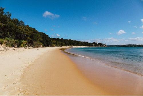 Beach, Bundeena Base Holiday Home in Bundeena Beach, Bundeena Base Holiday Home in Bundeena