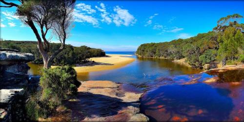 Beach, Bundeena Base Holiday Home in Bundeena Beach, Bundeena Base Holiday Home in Bundeena