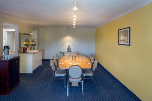 Létesítmények, The Marina Inn on San Francisco Bay in San Leandro (Kalifornia) Létesítmények, The Marina Inn on San Francisco Bay in San Leandro (Kalifornia)