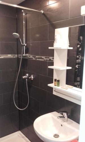 Bathroom, Le Kleber in Montreuil Bathroom, Le Kleber in Montreuil
