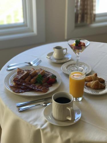 อาหารและเครื่องดื่ม, The Oaks Waterfront Hotel in อีสตัน (MD) อาหารและเครื่องดื่ม, The Oaks Waterfront Hotel in อีสตัน (MD)