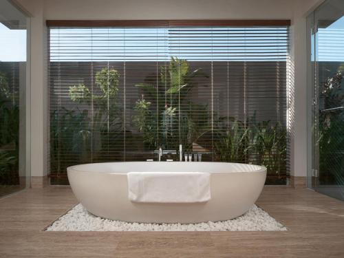 Shower, Pullman Danang Beach Resort in Hòa Hải Shower, Pullman Danang Beach Resort in Hòa Hải