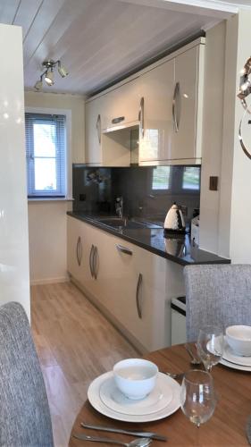 Luxury 3 Bed Home by the Lake in Worcestershire Luxury 3 Bed Home by the Lake in Worcestershire