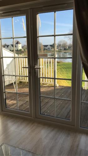 Luxury 3 Bed Home by the Lake in Worcestershire Luxury 3 Bed Home by the Lake in Worcestershire
