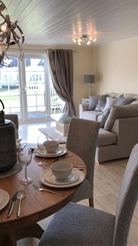 Luxury 3 Bed Home by the Lake in Worcestershire Luxury 3 Bed Home by the Lake in Worcestershire