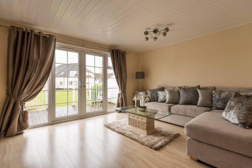 Luxury 3 Bed Home by the Lake in Worcestershire Luxury 3 Bed Home by the Lake in Worcestershire