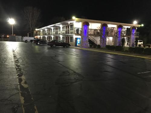 A szálláshely kívülről, Royal Regency Inn in Rock Hill (Dél-Karolina) A szálláshely kívülről, Royal Regency Inn in Rock Hill (Dél-Karolina)