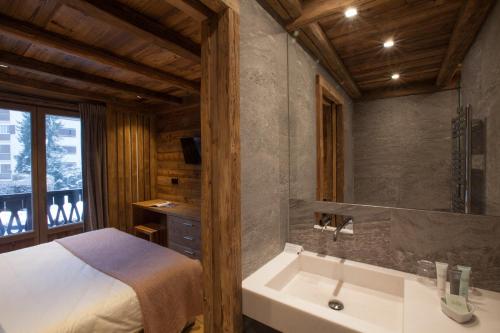 This photo about Au Coin Du Feu shared on HyHotel.com