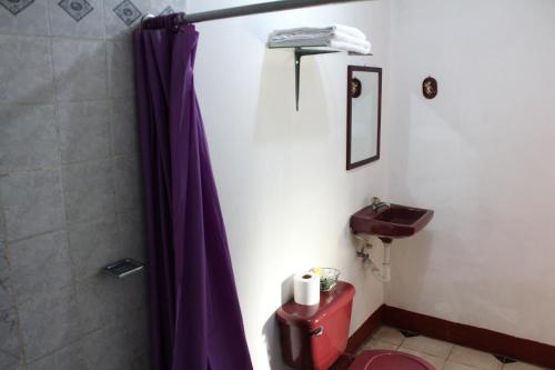 Bathroom, El Callejon Guest House in León Bathroom, El Callejon Guest House in León