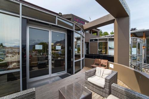 Balcony/terrace, Tahuna Pod Hostel in Queenstown Balcony/terrace, Tahuna Pod Hostel in Queenstown