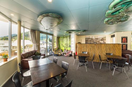 Shared lounge/TV area, Tahuna Pod Hostel in Queenstown Shared lounge/TV area, Tahuna Pod Hostel in Queenstown