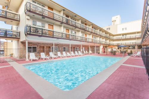 Úszómedence, Ramada by Wyndham Elko Hotel at Stockmen's Casino in Elko Úszómedence, Ramada by Wyndham Elko Hotel at Stockmen's Casino in Elko