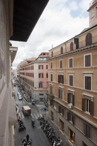 Kilátás, Spagna Ave near Spanish Steps (Piazza di Spagna) Kilátás, Spagna Ave near Spanish Steps (Piazza di Spagna)