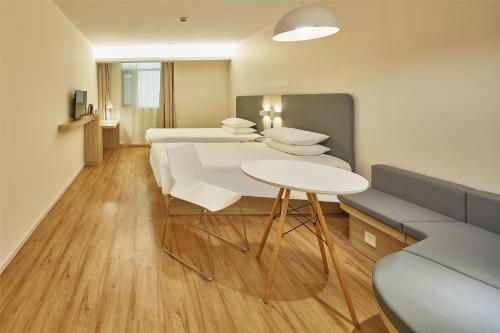 This photo about Hanting Express Shenyang Yuhong Square shared on HyHotel.com