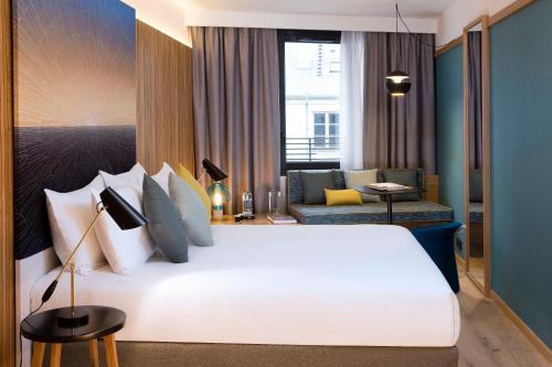 Guestroom, Drawing Hotel in 1st - Louvre - Chatelet Guestroom, Drawing Hotel in 1st - Louvre - Chatelet