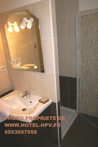 Bathroom, Logis Hostellerie du Perigord Vert in Brantome Bathroom, Logis Hostellerie du Perigord Vert in Brantome