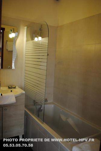Bathroom, Logis Hostellerie du Perigord Vert in Brantome Bathroom, Logis Hostellerie du Perigord Vert in Brantome
