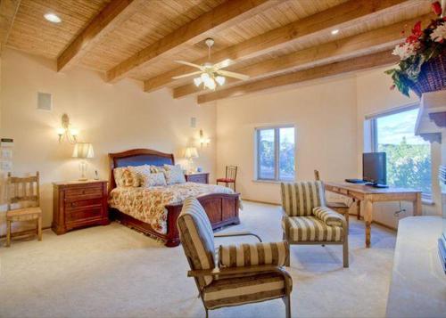 This photo about Dorthia Garden Retreat & Views Five-bedroom Holiday Home shared on HyHotel.com