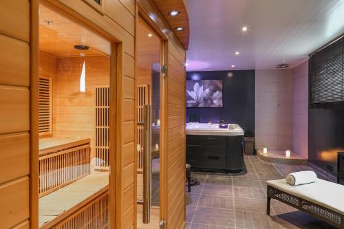 Hot tub, Hotel-Spa-Piscine Le Petit Castel Beuzeville-Honfleur in Beuzeville Hot tub, Hotel-Spa-Piscine Le Petit Castel Beuzeville-Honfleur in Beuzeville