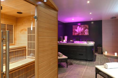 Hot tub, Hotel-Spa-Piscine Le Petit Castel Beuzeville-Honfleur in Beuzeville Hot tub, Hotel-Spa-Piscine Le Petit Castel Beuzeville-Honfleur in Beuzeville