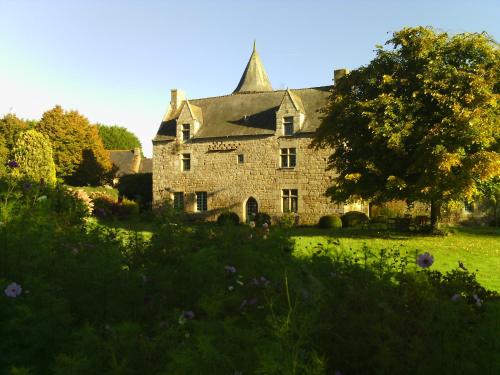 Manoir de Kerguéréon (Manoir de Kerguereon) in Ploubezre Manoir de Kerguéréon (Manoir de Kerguereon) in Ploubezre