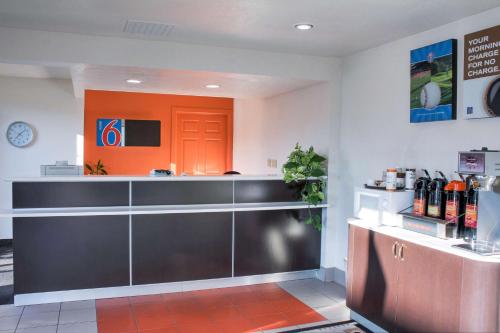 Lobby, Motel 6 Bishop, CA in Bishop (CA) Lobby, Motel 6 Bishop, CA in Bishop (CA)