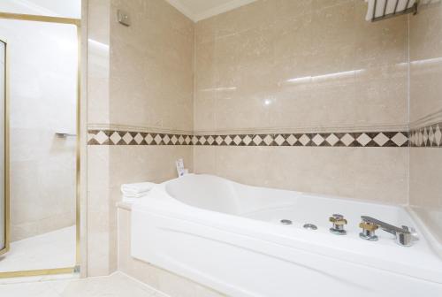 Bathroom, Palasia Hotel in Koror Island Bathroom, Palasia Hotel in Koror Island