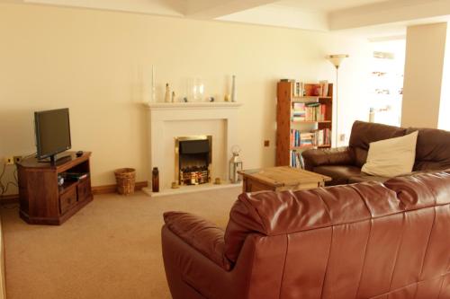 Shared lounge/TV area, Caledonian House in Portmahomack Shared lounge/TV area, Caledonian House in Portmahomack