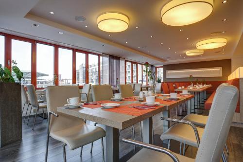 Restaurant, Kommerzhotel Köln near Roman-German Museum (Romisch-Germanisches Museum) Restaurant, Kommerzhotel Köln near Roman-German Museum (Romisch-Germanisches Museum)