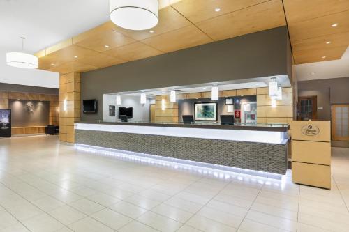 Vestíbulo, Ramada Plaza by Wyndham Prince George in Prince George City Center Vestíbulo, Ramada Plaza by Wyndham Prince George in Prince George City Center
