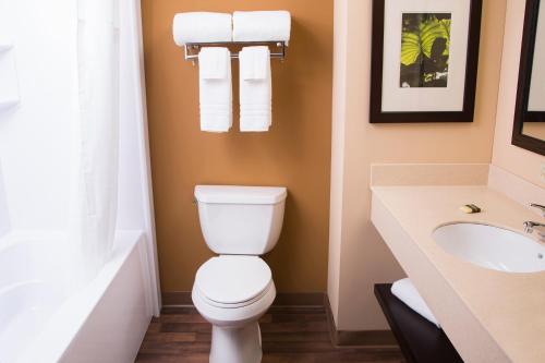 חדר אמבטיה, Extended Stay America Suites - Chicago - Naperville - East in נפרויל(אי אל) חדר אמבטיה, Extended Stay America Suites - Chicago - Naperville - East in נפרויל(אי אל)