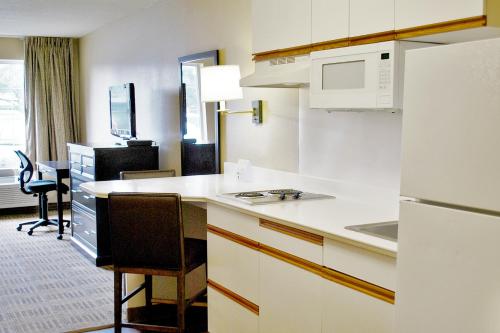 Kitchen, Extended Stay America Suites - Chicago - Schaumburg - Convention Center in Schaumburg Kitchen, Extended Stay America Suites - Chicago - Schaumburg - Convention Center in Schaumburg