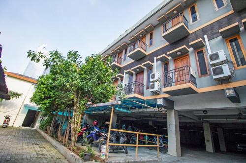 Exterior view, RedDoorz Plus near Ciputra World Kuningan 2 in Gatot Subroto Exterior view, RedDoorz Plus near Ciputra World Kuningan 2 in Gatot Subroto