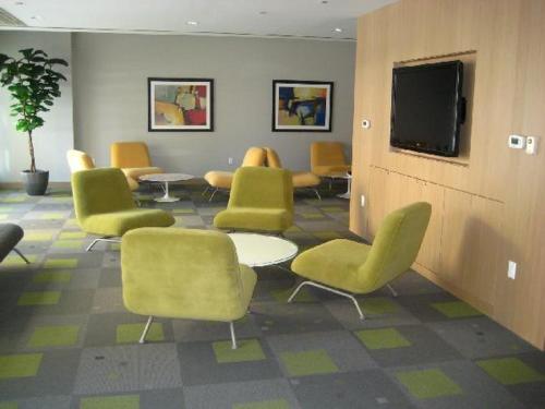 在meiguo.com看到的Oakwood at Third Square Apartments的介绍图片