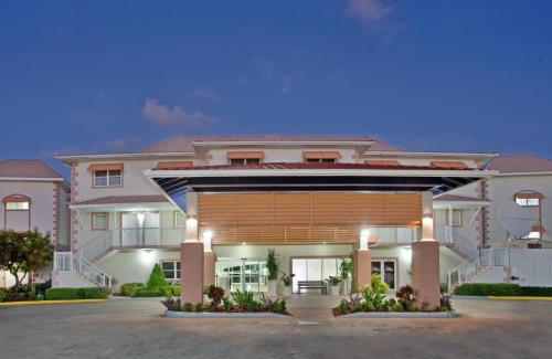 Pintu masuk, The Grand Caymanian Resort in Grand Cayman Pintu masuk, The Grand Caymanian Resort in Grand Cayman