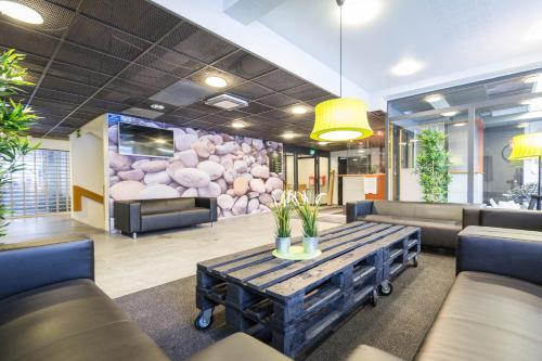 Közös társalgó / TV, Forenom Hostel Espoo Otaniemi in Espoo Közös társalgó / TV, Forenom Hostel Espoo Otaniemi in Espoo