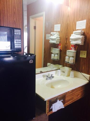 Bathroom, Budget Host Platte Valley Inn in Julesburg (CO) Bathroom, Budget Host Platte Valley Inn in Julesburg (CO)