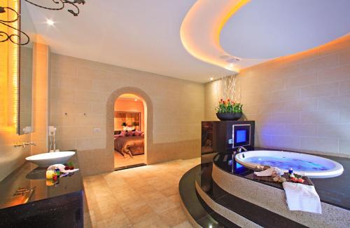 Le Chateau hotel in Zhushan Township Le Chateau hotel in Zhushan Township