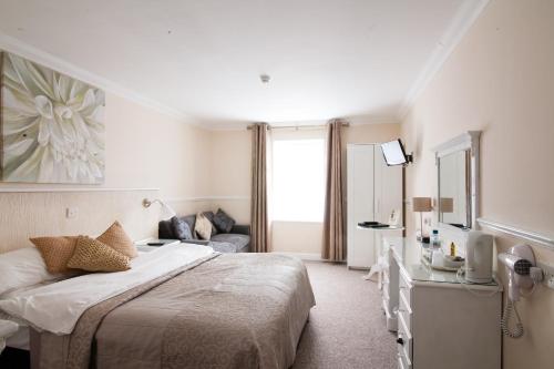 This photo about Hunters Meet shared on HyHotel.com