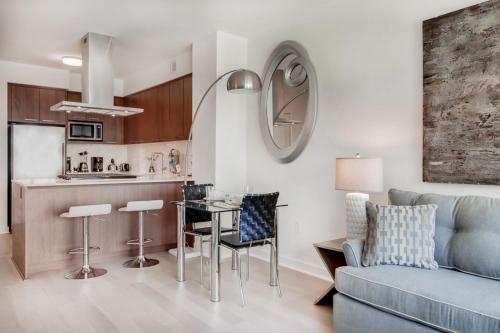 在meiguo.com看到的国会河滨全球豪华套房公寓的介绍图片