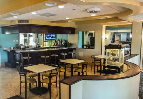 Bar/ Salón, Best Western Plus Deerfield Beach Hotel y Suites (Best Western Plus Deerfield Beach Hotel and Suites) in Deerfield Beach (FL) Bar/ Salón, Best Western Plus Deerfield Beach Hotel y Suites (Best Western Plus Deerfield Beach Hotel and Suites) in Deerfield Beach (FL)