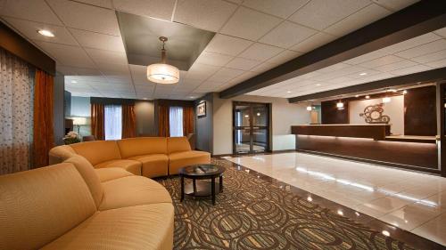 大堂, 最佳西方Plus科爾德沃特酒店 (Best Western Plus Coldwater Hotel) in 庫德沃特 大堂, 最佳西方Plus科爾德沃特酒店 (Best Western Plus Coldwater Hotel) in 庫德沃特