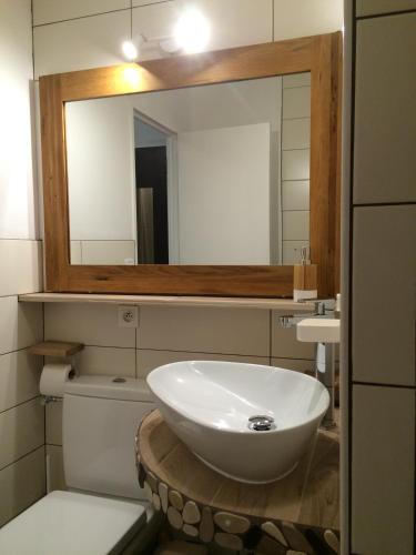 Bathroom, Cote Parc in Saint-Remy-les-Chevreuse Bathroom, Cote Parc in Saint-Remy-les-Chevreuse