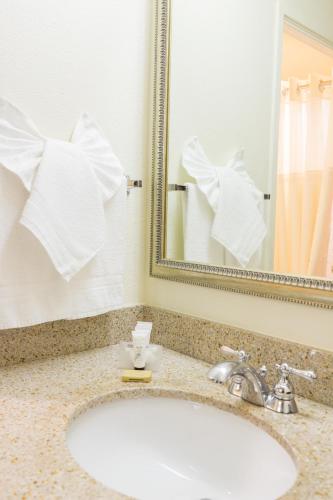 Oakland Airport Executive Hotel in Сан-Франциско (Калифорния) Oakland Airport Executive Hotel in Сан-Франциско (Калифорния)