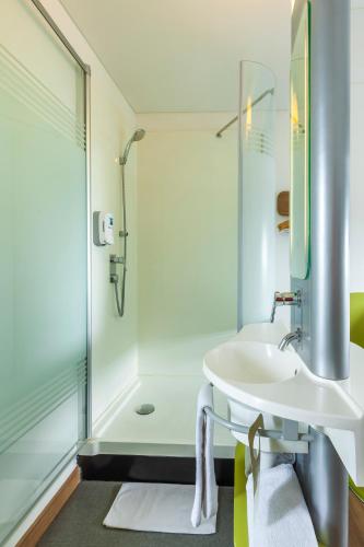 Bathroom, Deka Hotel near Graha Family Golf Bathroom, Deka Hotel near Graha Family Golf